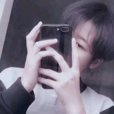 穿衛衣戴帽子的男頭12
