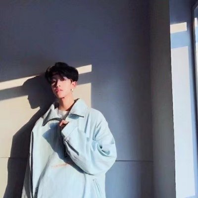 穿衛衣戴帽子的男頭8